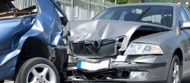 Consulta Gratuita en Español Cercas de Mí con Abogados de Accidentes y Choques de Autos y Carros en Elgin